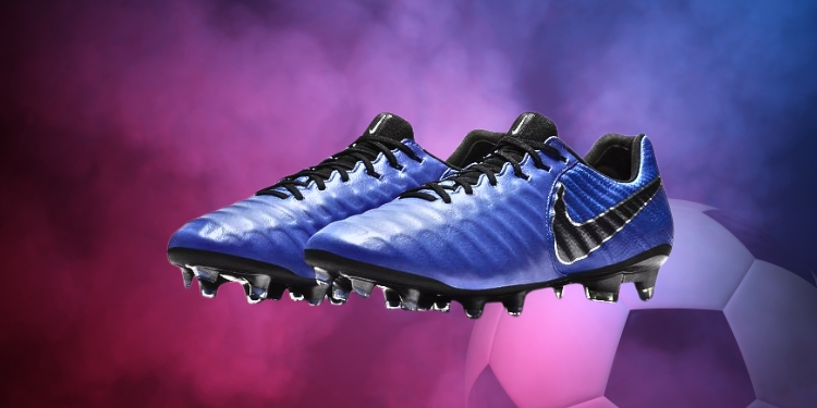 High-performing lightweight forward soccer shoes
